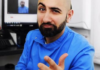 VIDEO - Kreatif! Dokter Gigi Tampan Ini Mengajak Pasien Merawat Gigi Dengan Mengcover Lagu