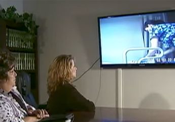 Curiga Nenek Ini Diperlakukan Tak Manusiawi di Panti Jompo, Mereka Pasang Kamera Tersembunyi, Temuan Mereka Sungguh Mengejutkan