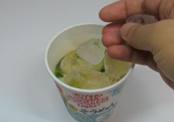 Mie Instan Ala Jepang Ini Lebih Nikmat Jika Disajikan dengan Bongkahan Es loh! 