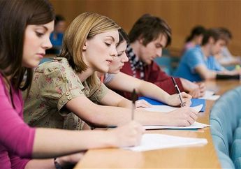 Meski Capek, Kuliah Sambil Bekerja Ternyata Banyak Manfaatnya Loh!