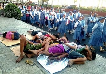 Inilah Potret Nyata Kemiskinan, Gelandangan dan Sekelompok Anak Tidur Saling Berhimpitan di Jalanan