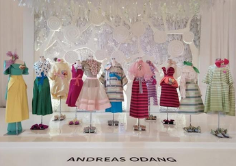 Andreas Odang Pamerkan Koleksi Busana Terbaru yang Playful Bertajuk "Las Felicite" di Ajang IPMI Trend Show 2018