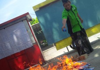 Waduh! Gregetan Gara-gara Kebijakan Registrasi, Pemilik Konter Ini Bakar SIM Prabayar yang Bakal Dijual, Jumlahnya? Ribuan!