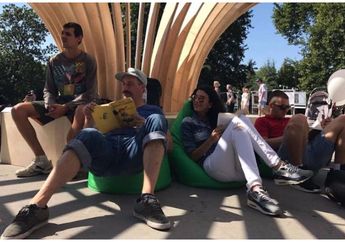 Selain Artistik Perpustakaan dI Jalanan Bulgaria Ini Menarik Orang-orang Membaca Buku