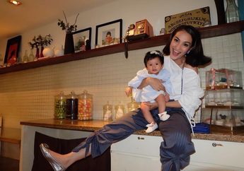  Yuk Intip Gaya Mama dan Bayi Zaman Now, Atiqah Hasiholan dan Si Mungil Salma