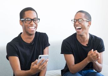 Inilah Momen Saat Fitur ID Face IPhone X Diuji dengan Wajah Dua Orang Kembar, Lihat Apa yang Terjadi