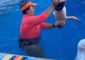VIDEO: Ibu Ini Memegang Kaki Bayi 9 Bulan, Lalu Melepaskannya di Dalam Air dengan Posisi Kepala di Bawah, yang Terjadi Selanjutnya Sungguh Luar Biasa