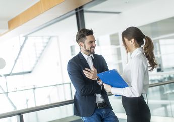 Naksir Sama Teman Kerja? Ini Hal yang Harus Kamu Perhatikan Saat Cinlok di Kantor