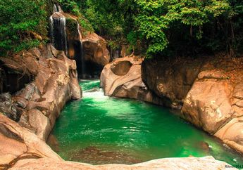 Kunjungi Air Terjun Nyarai, Kamu Bisa Menangkap Ikan Dengan Pistol Tombak!