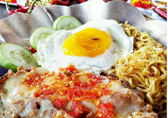 Pedasnya Ayam Geprek Bikin Bibir Kamu Jontor, Nggak Percaya?