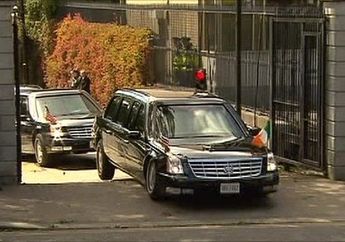Detik-detik Mobil Obama Nyangkut di Irlandia, Maju Kena Mundur Kena