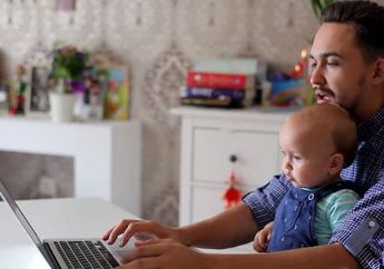 So Sweet, Ternyata Papa Muda Lebih Suka Nonton Video Parenting Dibandingkan Mama Muda Loh