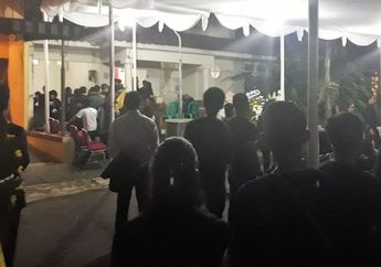 VIDEO - Breaking News! Member JKT48 Melayat Sang Manager