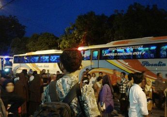 Ribuan Relawan Penuhi Area Sekitar Kediaman Presiden Joko Widodo Untuk Ikut Acara Midodareni