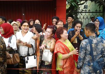 Niat Banget, Relawan Jokowi ini Datang ke Nikahan Kahiyang Pakai Baju Adat!