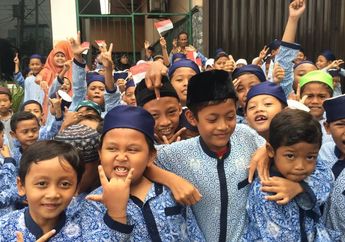 Tak Mau Ketinggalan, Puluhan Siswa SD Ikut Meriahkan Pernikahan Kahiyang Bobby Saat Jam Pelajaran, Sampai Bawa Ginian nih