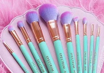 Tanpa Pakai Aplikator, Ternyata Kamu Bisa Manfaatkan Bagian Tubuh Ini Untuk Meratakan Alas Bedak