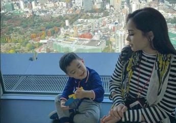 Fantastis! Cuma Tampil dengan Gaya Kasual Begini, Harga Jaket Nagita Slavina Ini Malah Bisa Buat Ongkos Jalan-jalan Ke Luar Negeri nih, Kira-kira Berapa ya?