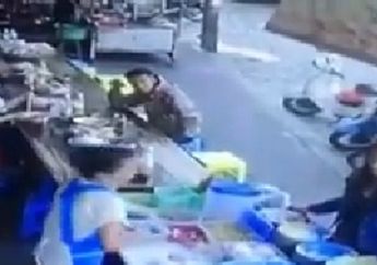 Tidak Tahu Salah Apa, Seorang Ibu Penjual Makanan Ditampar Bungkusan Air Oleh Pembelinya