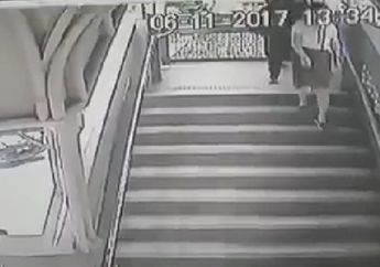 Tanpa Sebab, Seorang Pria Tendang Punggung Wanita Saat Menuruni Tangga