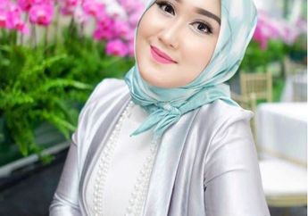 Biar Makin Cantik, yuk Lihat Paduan Busana Muslim dengan Koleksi Topi ala Dian Pelangi