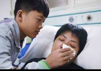 Demi Orang Tua, Bocah Ini Tinggalkan Sekolah Untuk Merawat Sang Ibu yang Sekarat