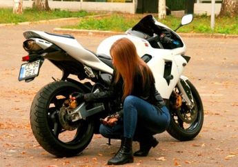 Cewek Naik Motor Lebih Menarik Bagi Pria Ketimbang Cewek Naik Mobil, Ini Dia Alasannya