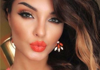 PENTING! Bedakan Warna Lipstick dan Blush On Agar Kamu Selalu Terlihat Seksi