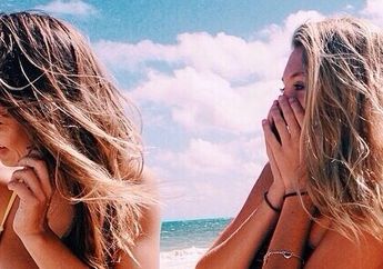 Sssstt! Ini Dia Cara Ampuh Rontokkan Pasir Pantai Dari Rambutmu