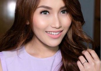 Bikin Tepok Jidat, Ternyata Segini Harga Tas Makeup Ayu Ting Ting! duh Berapa ya?