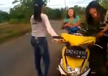 Saling Ejek, Kedua Remaja Putri Ini Pun  Berkelahi di Tengah Jalan