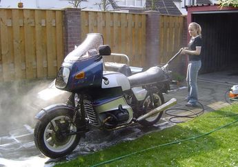 Musim Hujan Lagi Galau Begini, Tetap Cuci Motor Ya, Manfaatnya Banyak Loh