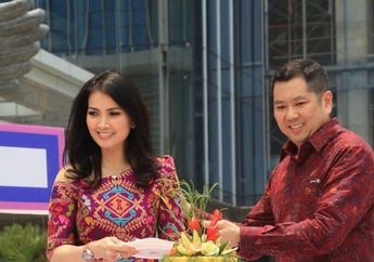 Nangkring Cantik di Pagar, Begini Pose Istri Bos TV, Hary Tanoesoedibjo dengan Alas Kaki yang Bisa Ditukar Sama Ribuan Tusuk Sate Padang