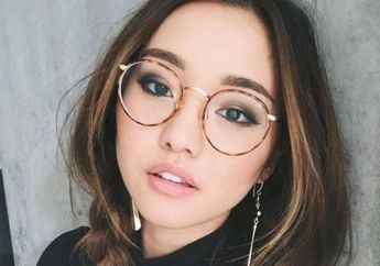 Ini Dia 5 Tips Makeup yang Cocok Untuk Kamu Wanita Berkacamata, Cobain yuk!