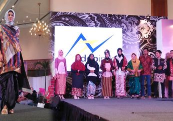 Ciptakan Tren Busana Muslim, Desainer Asal Sumatera Barat Pamerkan Baju Kurung Khas Minang di Ajang Ethnic Fashion Week 2017