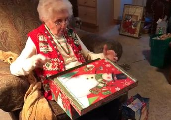 Dapatkan Kado Natal dari Sang Anak, Nenek Ini Kaget Lihat Isinya