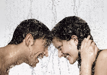 5 Manfaat Mandi Bareng Pasangan, Salah Satunya Untuk Foreplay