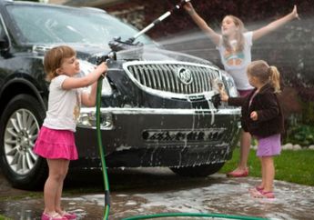 Jangan Sampai Merusak Cat ! Inilah Tips buat Kamu yang Sering Cuci Mobil di Rumah