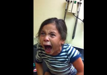 Antara Takut dan Berani, Ekspresi Lucu Anak Ini saat Disuntik, Bikin Ngakak !