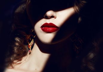 Lakukan Hal Ini Pada Bibirmu Untuk Menarik Daya Tarik Pria