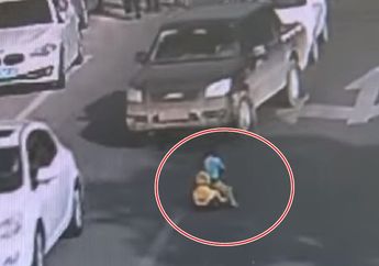 Terpisah Dari Sang Ibu, Balita Ini Terjebak di Jalan Raya yang Ramai! Lihat Videonya, Bikin Hati Berdesir