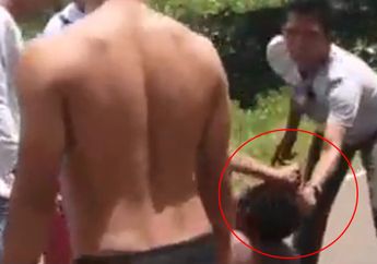 Digebuk Pakai Bambu dan Dilempar ke Bak Pick Up, Seorang Pria Dihakimi Warga, Diduga Larikan Sepeda Motor