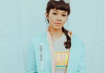 Ingin Tampil Lebih Kece dengan Rambut Ponimu? Yuk Contek Gaya Asik ala Yura Yunita!