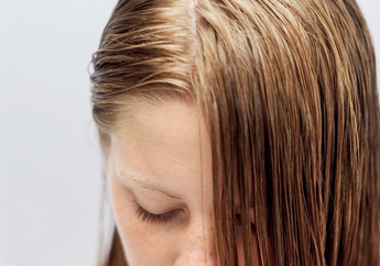 Kesal Sama Rambut Berminyak? Hilangkan dengan Cara Ini, Nggak Pakai Lama!