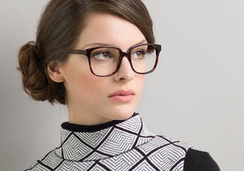 Tips Jenius Memakai Makeup Bagi Wanita yang Menggunakan Kacamata