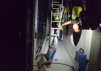 Petugas PLN Langsung Perbaiki Percikan Api di Media Center Pernikahan Kahiyang dan Bobby