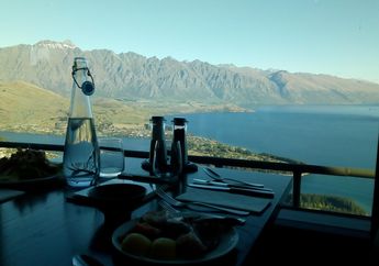 Bersantap Malam di Atas Bukit Setinggi 400 Meter, Ternyata Begini Cara Mencapainya
