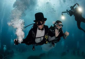 Di Negara Ini Kamu Bisa Menikah di Bawah Laut Lengkap Dengan Baju Pernikahan