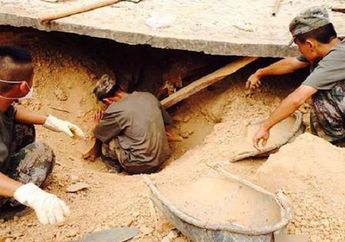Terkubur Puing-Puing Bangunan Akibat Gempa Bumi, Ajaib! Nenek Ini Masih Hidup