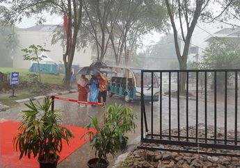 Diguyur Hujan Deras, Panitia Sigap Payungi Tamu Undangan Di Acara Ngunduh Mantu Bobby Kahiyang di Medan